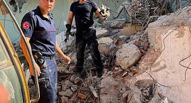 İnşaat yıkım alanında sıkışan yavru kedi kurtarıldı