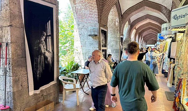 İpekböceğinin hikayesi ipek kumaşa basılan fotoğraflarla Kozahan'da sergileniyor