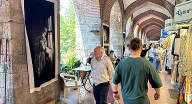 İpekböceğinin hikayesi ipek kumaşa basılan fotoğraflarla Kozahan'da sergileniyor