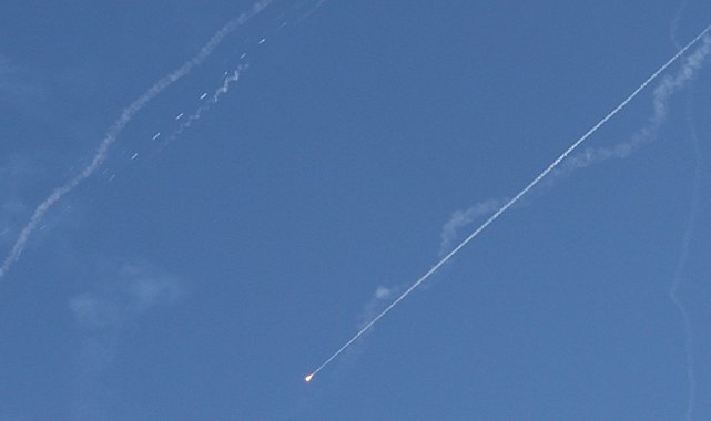 İran, ABD saldırısı sonrası İsrail'in 10 noktasını füzelerle hedef aldı: 16 yaralı