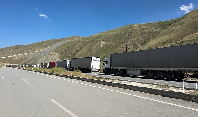İran-İsrail gerginliği: Yüksekova Esendere Gümrük Kapısı'nda 2 kilometre tır kuyruğu oluştu
