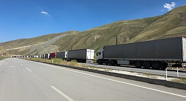 İran-İsrail gerginliği: Yüksekova Esendere Gümrük Kapısı'nda 2 kilometre tır kuyruğu oluştu