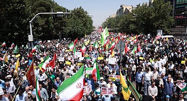 İran'da yüzbinler sokaklara döküldü