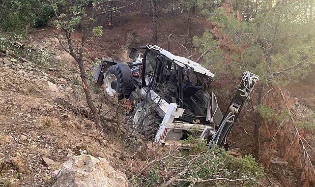 İş makinesi şarampole yuvarlandı, facianın eşiğinden dönüldü