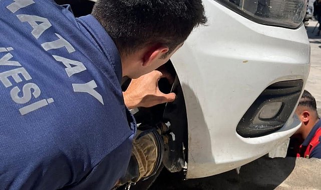 İskenderun'da aracın kaputuna giren kediyi itfaiye kurtardı