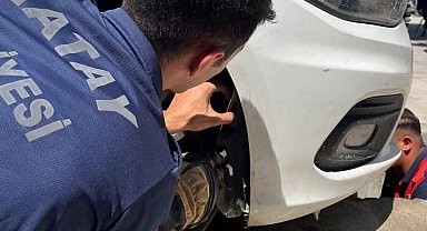 İskenderun'da aracın kaputuna giren kediyi itfaiye kurtardı