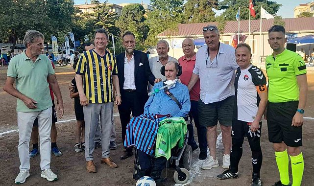 İsmail Gökçek, Veteranlar Futbol Turnuvası'ndaki maçta başlama vuruşunu yaptı