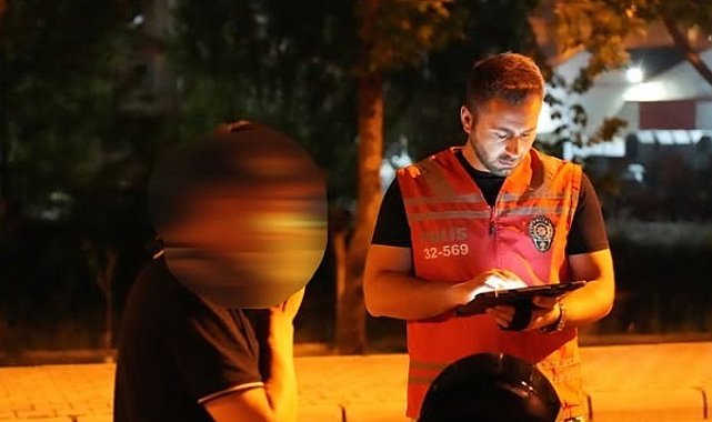 Isparta'da 1 saatlik asayiş ve trafik uygulamasında 236 kişi sorgulandı