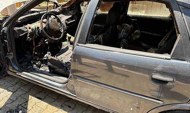 Isparta'da park halindeki otomobil alev alev yandı