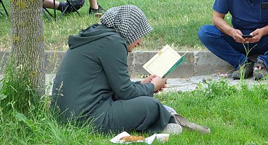 Isparta'da YKS heyecanı başladı öğrenciler sınavda, aileler dışarıda ter döktü