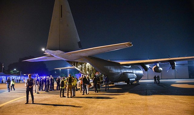 İsrail saldırısında 9 çocuğunu kaybeden doktor, oğluyla birlikte İtalya'ya getirildi