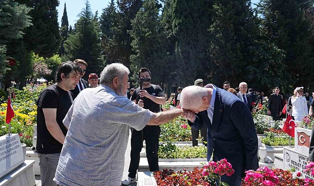 İstanbul Valisi Davut Gül, Edirnekapı Şehitliği'ni ziyaret etti