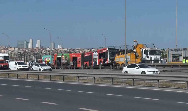 İstanbul'da Haliç Köprüsü'nde arızalı metrobüsü çeken yol yardım aracı kaza yaptı