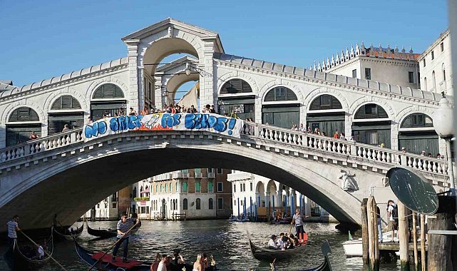 İtalya'da Bezos düğününe protesto: "Gezegen yanıyor ama sorun değil, işte Lauren Sanchez'in 27 elbiselik listesi"