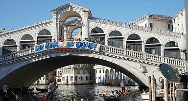 İtalya'da Bezos düğününe protesto: "Gezegen yanıyor ama sorun değil, işte Lauren Sanchez'in 27 elbiselik listesi"