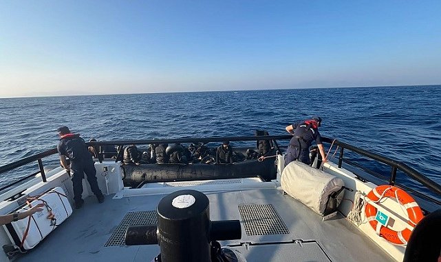 İzmir açıklarında sürüklenen bottaki 41 göçmen kurtarıldı