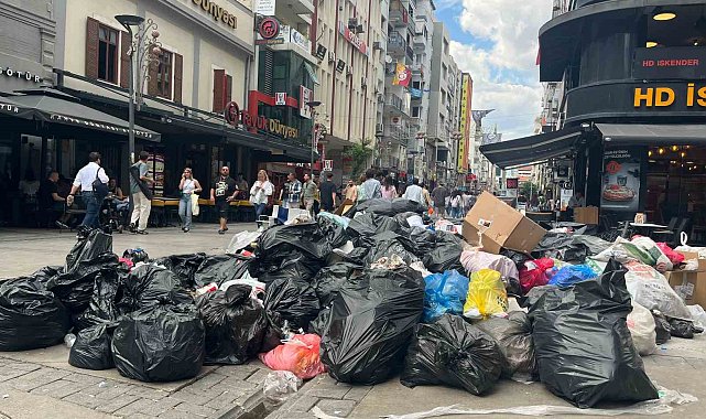 İzmir Büyükşehir Belediyesi'ndeki grev nedeniyle çöpler sokaklara taştı