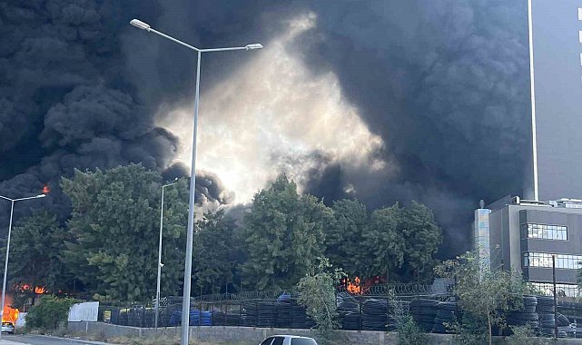 İzmir'de fabrika yangını: Müdahele sürüyor