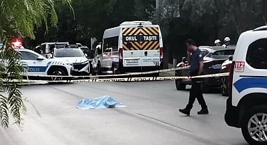 İzmir'de korkunç olay: Yola yatan kadının üzerinden 2 araba geçti