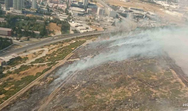 İzmir'de makilik ve otluk alanda yangına havadan ve karadan müdahale