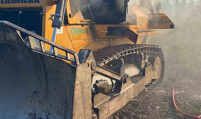 İzmir'de yangına müdahale eden dozer yandı