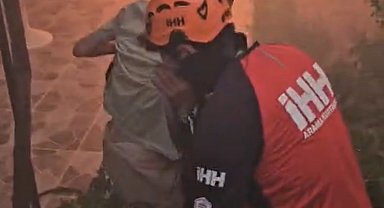 İzmir'deki yangından duygu dolu görüntüler: Mahsur kalanları ekipler böyle kurtardı