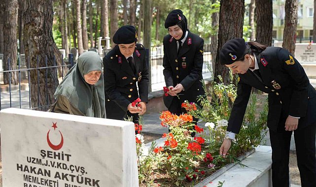 Jandarma Teşkilatı'nın 186. kuruluş yıl dönümünde şehit mezarlarına karanfil bırakıldı