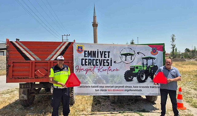 Jandarma traktör sürücülerine eğitim verip, reflektör dağıttı