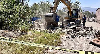 Kaçak yapı yıkımında gerginlik: 1 yaralı, 2 gözaltı