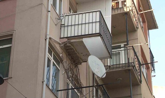 Kadıköy'de bir binanın 3. katındaki balkon çöktü