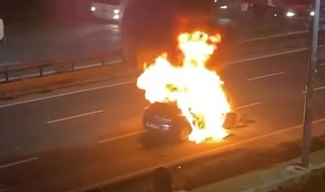 Kağıthane'de bariyere çarpan otomobil alev aldı, o anlar kameralara yansıdı