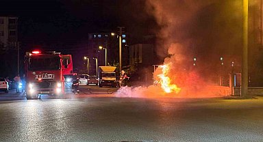 Kahramanmaraş'ta yanan otomobil hurdaya döndü