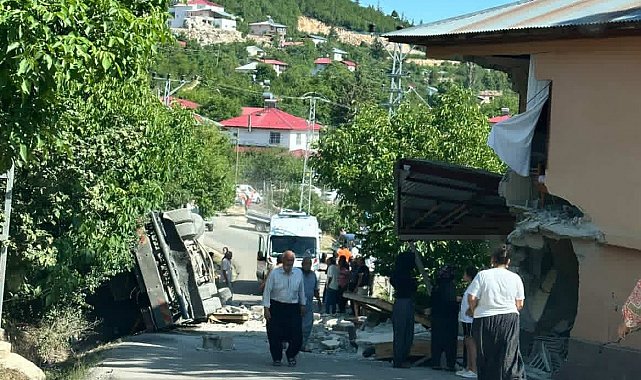 Kamyon eve çarpıp devrildi sürücü hayatını kaybetti