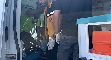 Kamyonet, polis aracına çarptı: 2 polis yaralandı