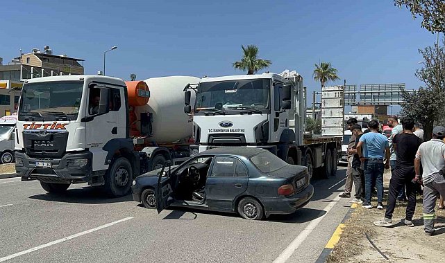 Kamyonun otomobili metrelerce sürüklediği anlar kamerada