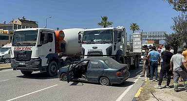 Kamyonun otomobili metrelerce sürüklediği anlar kamerada