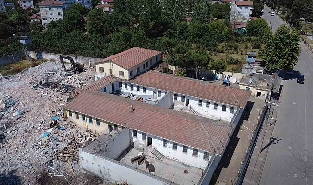 Kapanan cezaevinde yıkım başladı