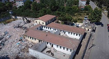 Kapanan cezaevinde yıkım başladı