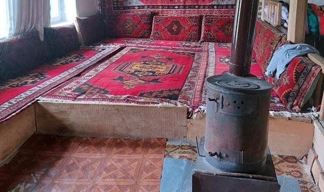 Kapıyı açamayınca duvarı delmişti, jandarmadan kaçamayan hırsız çaldığı halılarla yakalandı