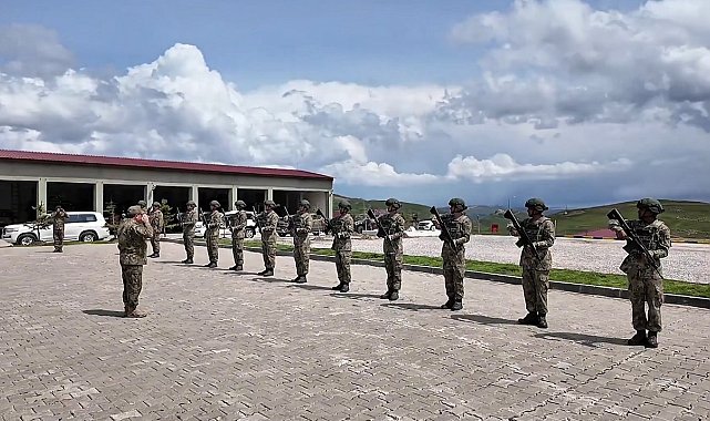 Kara Kuvvetleri Komutanı Bayraktaroğlu, Iğdır'daki Mehmetçikle bayramlaştı