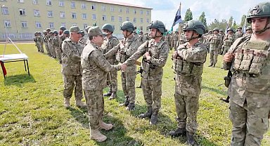 Kara Kuvvetleri Komutanı Orgeneral Bayraktaroğlu, Mehmetçik'in bayramını kutladı