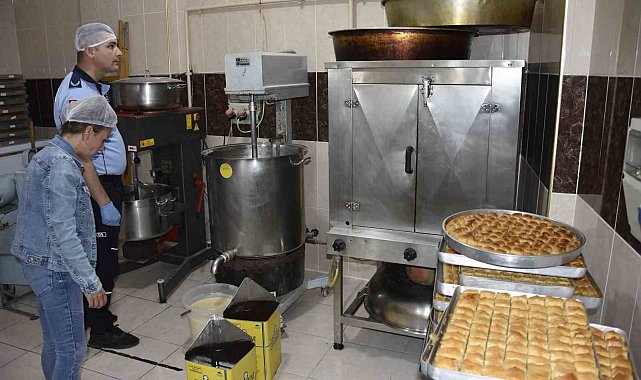 Karacabey Zabıtası'ndan gıda güvenliği için bayram mesaisi