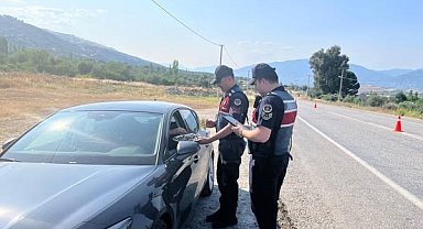 Karacasu'da jandarmadan emniyet kemeri ve hız uyarısı