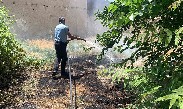 Karaman'da cami avlusundaki kuru otlar tutuştu