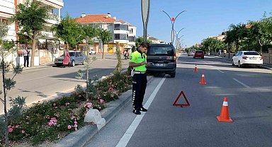 Karaman'da direğe çarpan hafif ticari aracın sürücüsü yaralandı