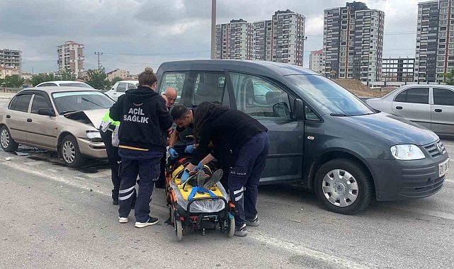 Karaman'da ışıkta bekleyen hafif ticari araca otomobil arkadan çarptı: 1 yaralı