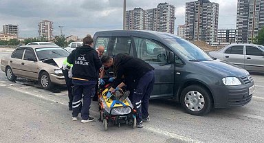 Karaman'da ışıkta bekleyen hafif ticari araca otomobil arkadan çarptı: 1 yaralı