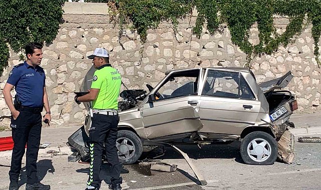 Karaman'da önce solladığı kamyonete sonra da aydınlatma direğine çarpan aracın sürücüsü yaralandı
