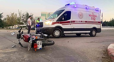 Karaman'da otomobille çarpışan motosiklet sürücüsü yaralandı