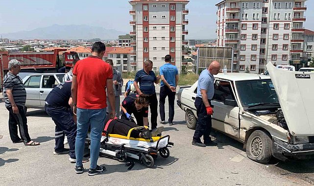 Karaman'da otomobillerin çarpıştığı kaza kamerada: 2 yaralı